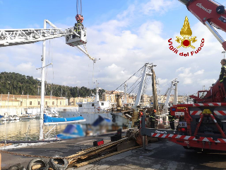 Barca a vela contro peschereccio: vigili del fuoco al porto di Ancona